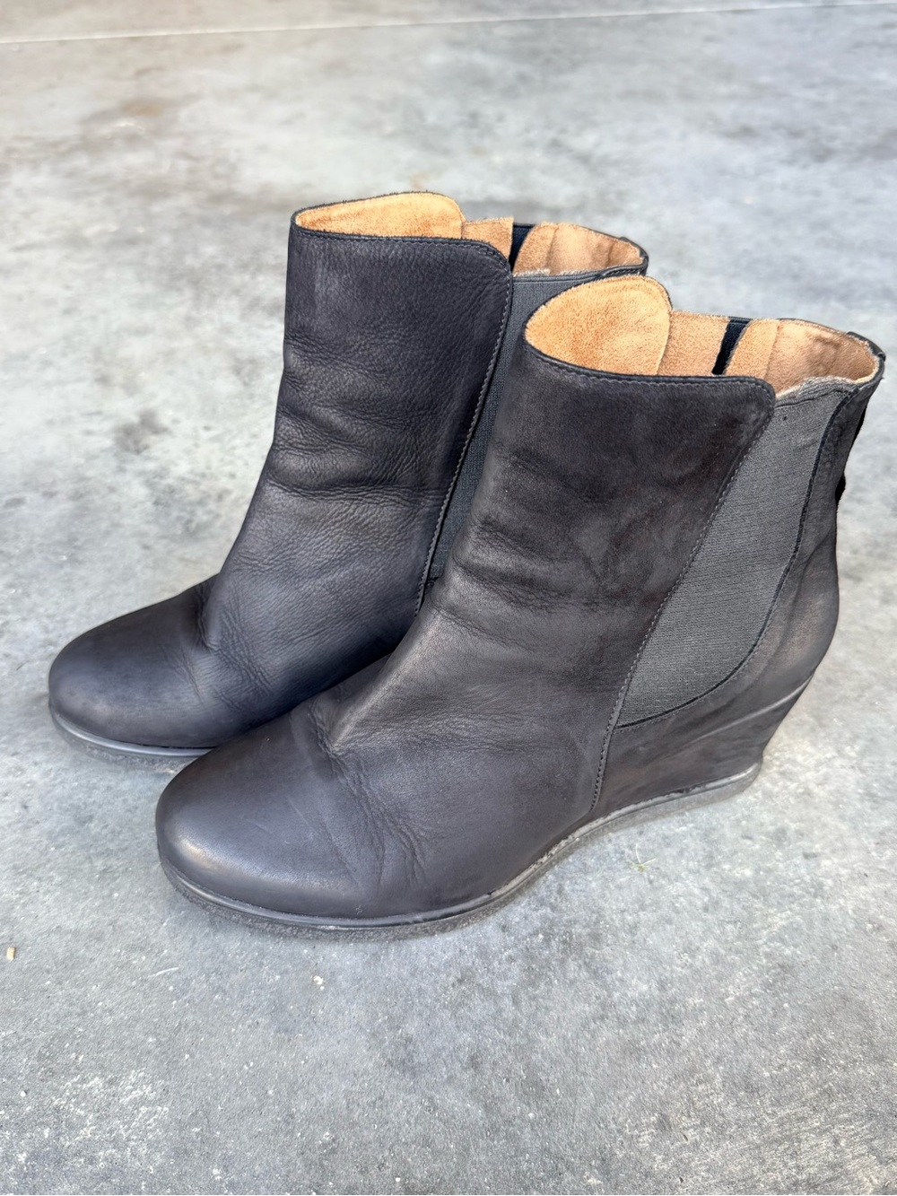 Eric Michael Black Leather
Wedge Chelsea Ankle Boots
Women's EU 40